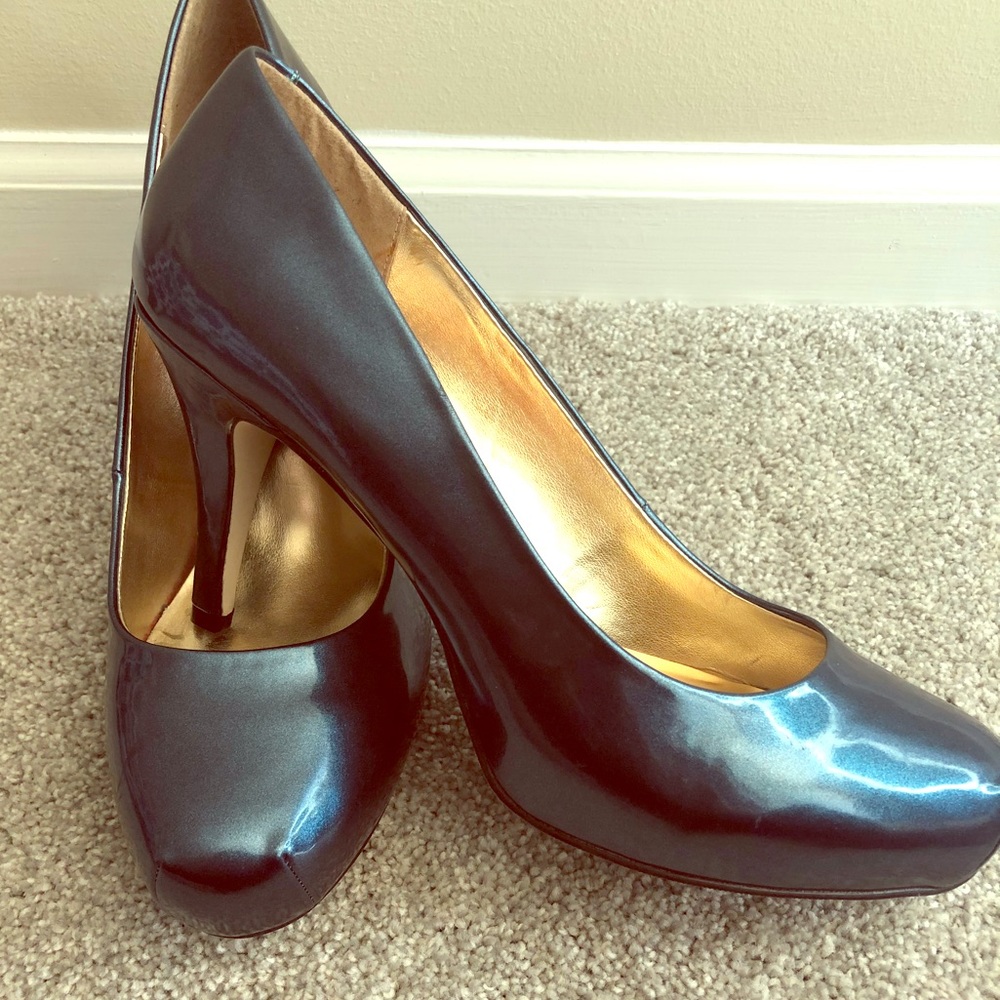 Metallic navy heel w/built in platform